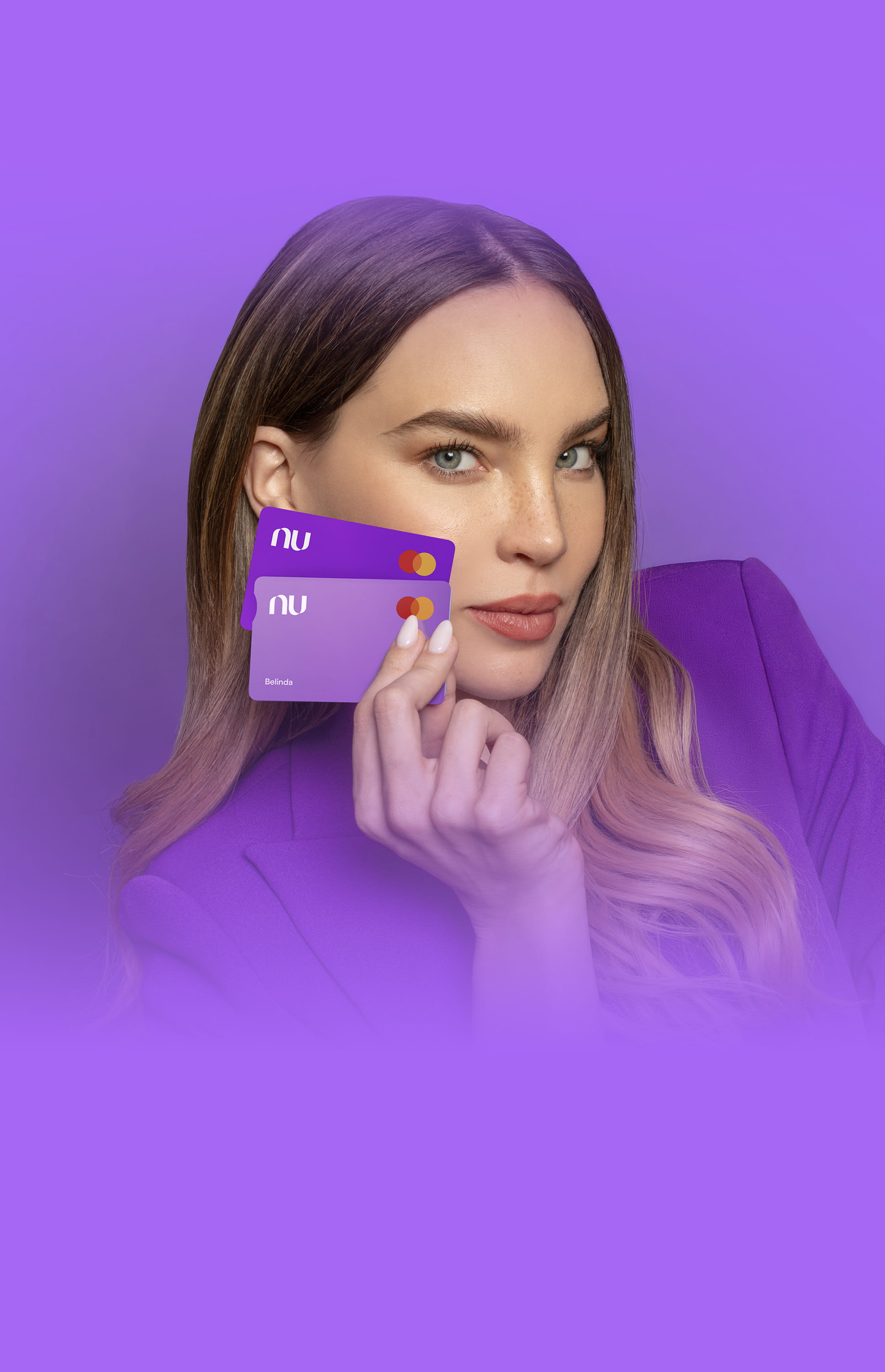 Imagen de dos tarjetas moradas flotando con un fondo violeta